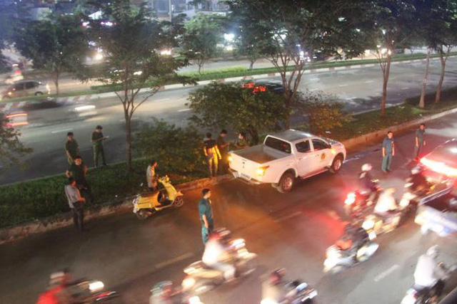 Người đàn ông treo cổ ở dải phân cách đường